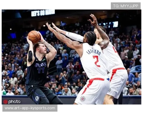 东契奇突破转身后仰命中，独行侠持续发力